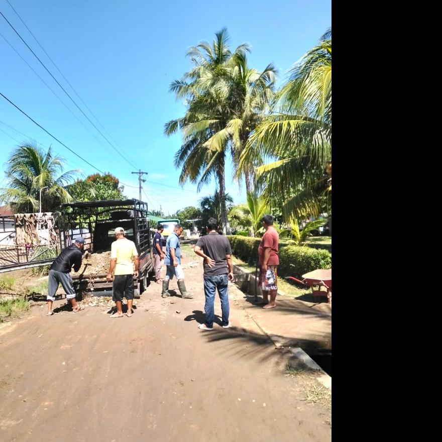 Warga Dusun 2 Desa Gunung Melayu Gelar Gotong Royong Perbaikan Jalan
